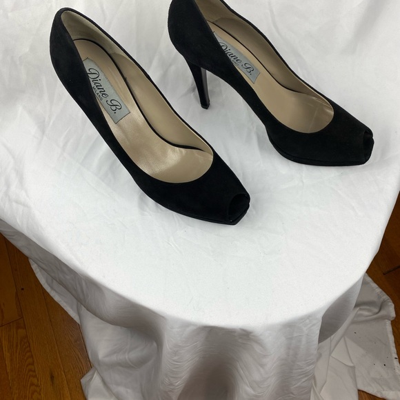 Diane
HH Platform Peep Toe
Color: Blk Suede
size: 41 (EURO) USA 10.5 - Picture 3 of 5